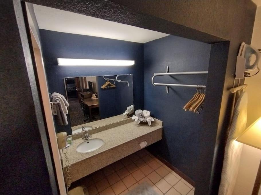 Hotel King Bed Hotel Room 120 Booking Stillwater Extérieur photo